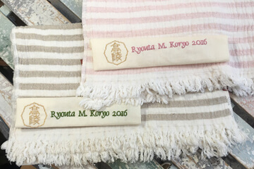 中学行の卒業記念品として校章と名前を刺繍したフェイスタオル